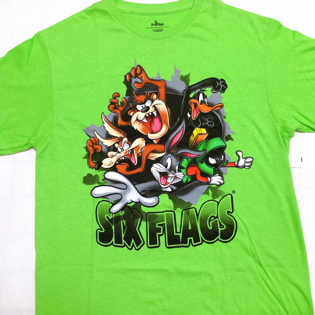 Disney(ディズニー)の★ Six flags 限定★ ルーニーチューンズ Tシャツ エンタメ/ホビーのおもちゃ/ぬいぐるみ(キャラクターグッズ)の商品写真