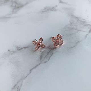 フラワーピアス　ピンクゴールド　ビジュー(ピアス)