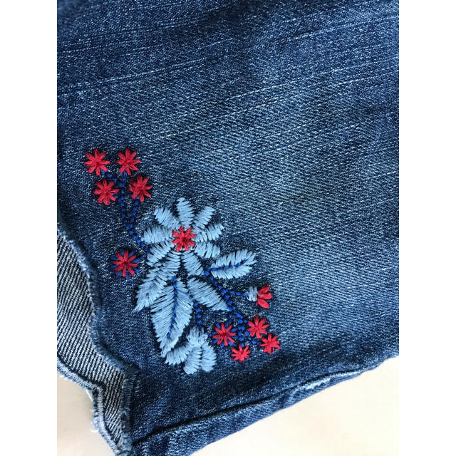 babyGAP(ベビーギャップ)のbabygap ■ 裾スカラップ　フラワー刺繍　デニムショートパンツ キッズ/ベビー/マタニティのキッズ服女の子用(90cm~)(パンツ/スパッツ)の商品写真