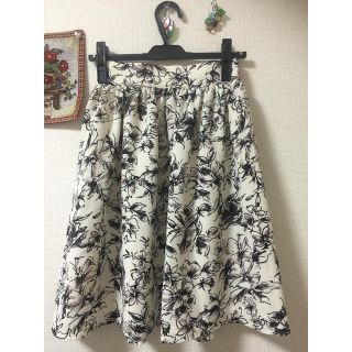 マジェスティックレゴン(MAJESTIC LEGON)のマジェの花柄スカート(ひざ丈スカート)