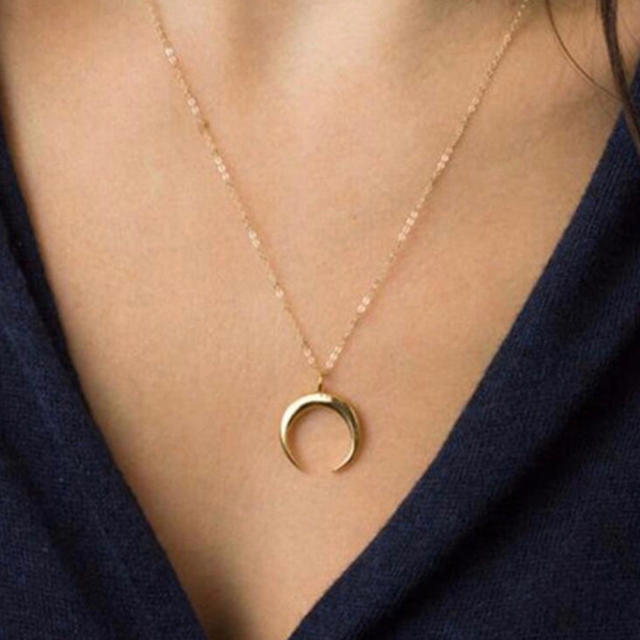 Crescent Moon Necklace Gold アリシアスタン