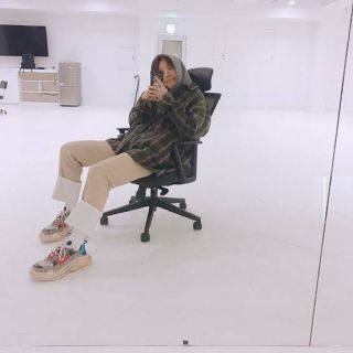 バレンシアガ(Balenciaga)のj-hope 着用　BALENCIAGA triple s 42(スニーカー)