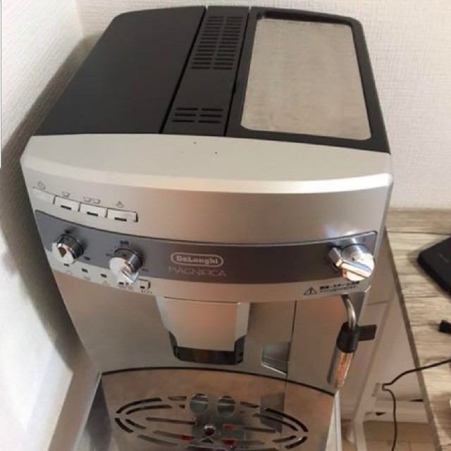 DeLonghi(デロンギ)のデロンギ  DeLonghi 自動エスプレッソマシン　ESAM03110S スマホ/家電/カメラの調理家電(エスプレッソマシン)の商品写真