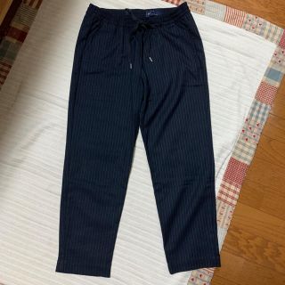 ギャップ(GAP)の美品！GAP レディーステーパードパンツ　 ネイビー(カジュアルパンツ)