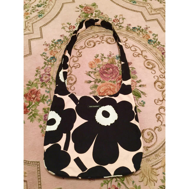 marimekko(マリメッコ)の値下げ 薄いピンク× 黒 レディースのバッグ(ショルダーバッグ)の商品写真