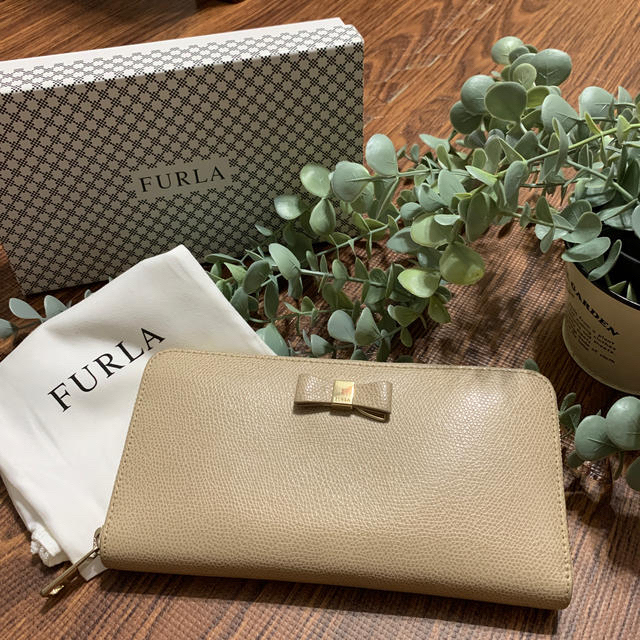 Furla(フルラ)の専用出品　フルラ　FURLA  長財布　リボン　ベージュ　ラウンドファスナー レディースのファッション小物(財布)の商品写真