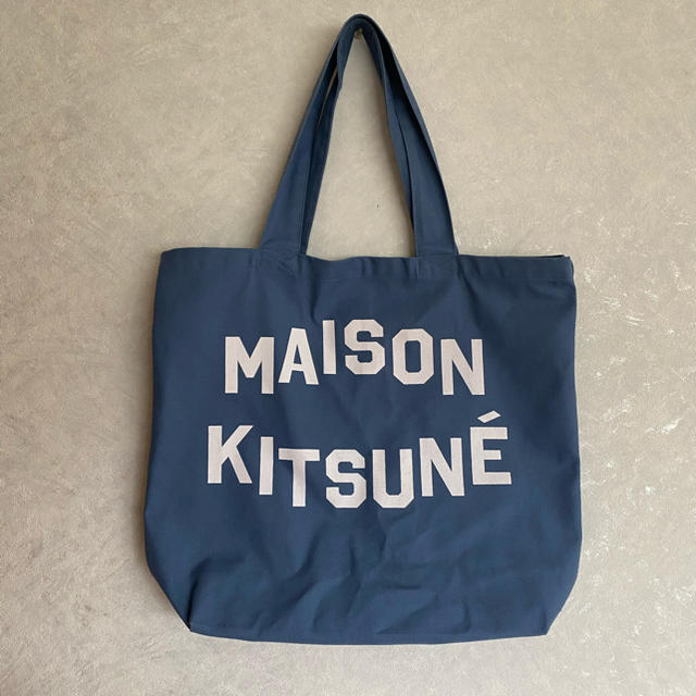 MAISON KITSUNE'(メゾンキツネ)の未使用 メゾンキツネ ネイビー ロゴ キャンバス トートバッグ レディースのバッグ(トートバッグ)の商品写真