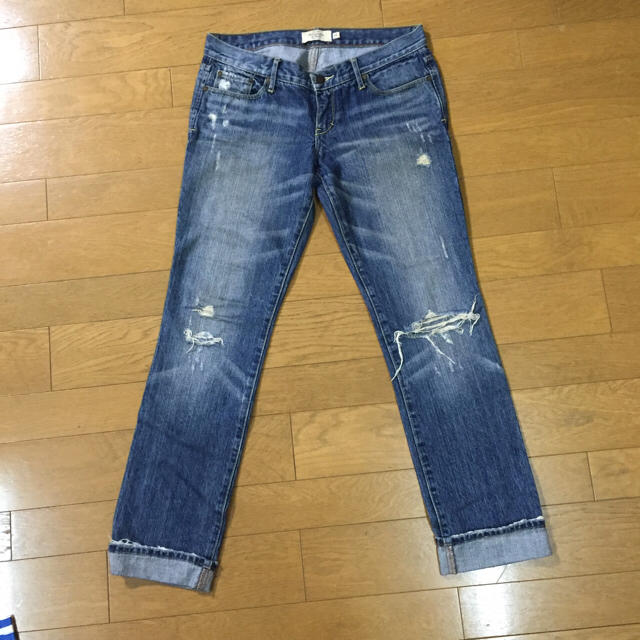 Abercrombie&Fitch(アバクロンビーアンドフィッチ)のアバクロダメージクロップドジーンズ レディースのパンツ(デニム/ジーンズ)の商品写真