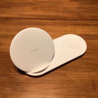 ギャラクシー(Galaxy)のGalaxy ワイヤレス充電器　Wireless Charger Duo(バッテリー/充電器)