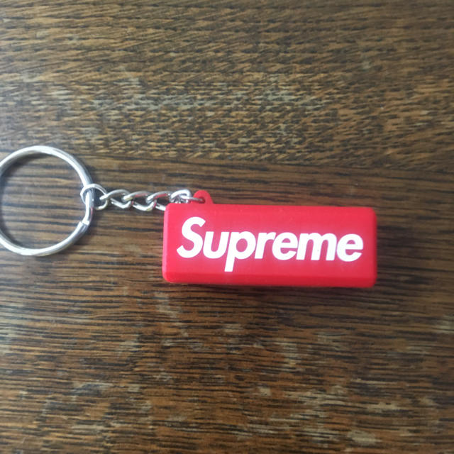 Supreme(シュプリーム)のSupreme シュプリームキーホルダー ライト 美品 メンズのメンズ その他(その他)の商品写真