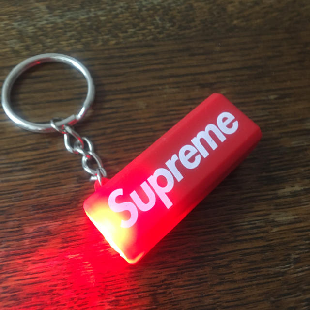 Supreme(シュプリーム)のSupreme シュプリームキーホルダー ライト 美品 メンズのメンズ その他(その他)の商品写真