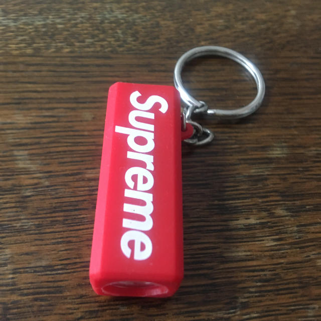 Supreme(シュプリーム)のSupreme シュプリームキーホルダー ライト 美品 メンズのメンズ その他(その他)の商品写真