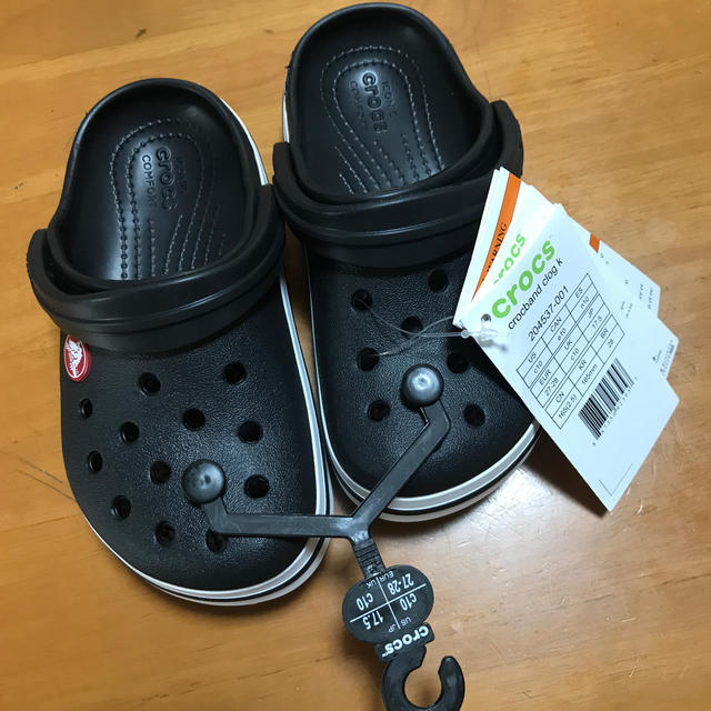 crocs(クロックス)のポコ太さま専用／新品！クロックス 17.5cm(ブラック) キッズ/ベビー/マタニティのキッズ靴/シューズ(15cm~)(サンダル)の商品写真