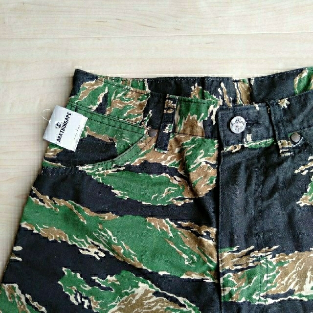 A BATHING APE(アベイシングエイプ)の新品未使用 A BATHING APE エイプカモ タイガーカモ エイプ メンズのパンツ(ワークパンツ/カーゴパンツ)の商品写真