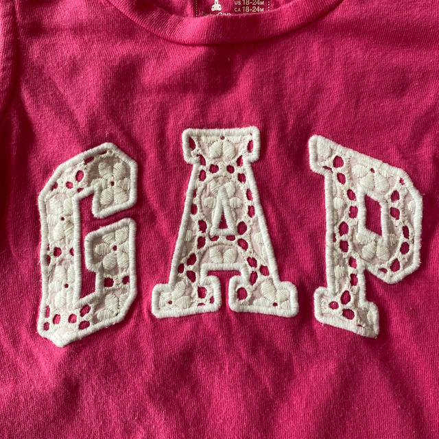 GAP Kids(ギャップキッズ)のギャップフリルロゴTシャツ キッズ/ベビー/マタニティのキッズ服女の子用(90cm~)(Tシャツ/カットソー)の商品写真