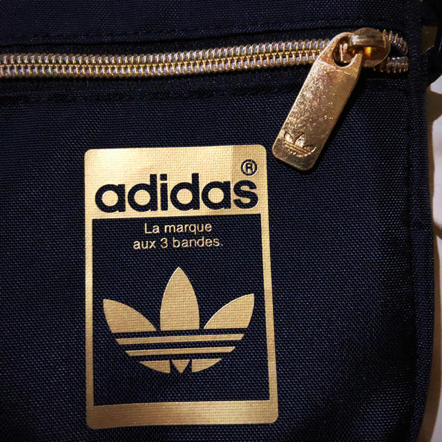 adidas(アディダス)のケータイが入る‼️GOLD adidas originalオシャレポーチバッグ レディースのバッグ(ショルダーバッグ)の商品写真