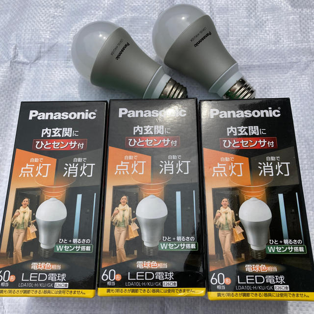 Panasonic(パナソニック)のパナソニック　人感センサー付LED電球　電球色　60形相当 インテリア/住まい/日用品のライト/照明/LED(蛍光灯/電球)の商品写真