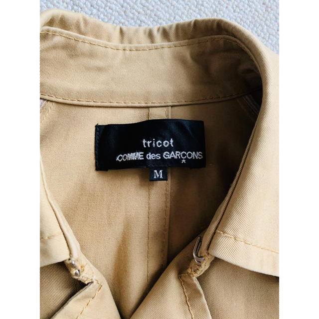 COMME des GARCONS(コムデギャルソン)のtricot COMME des GARÇONSトレンチコート ベージュ レディースのジャケット/アウター(トレンチコート)の商品写真