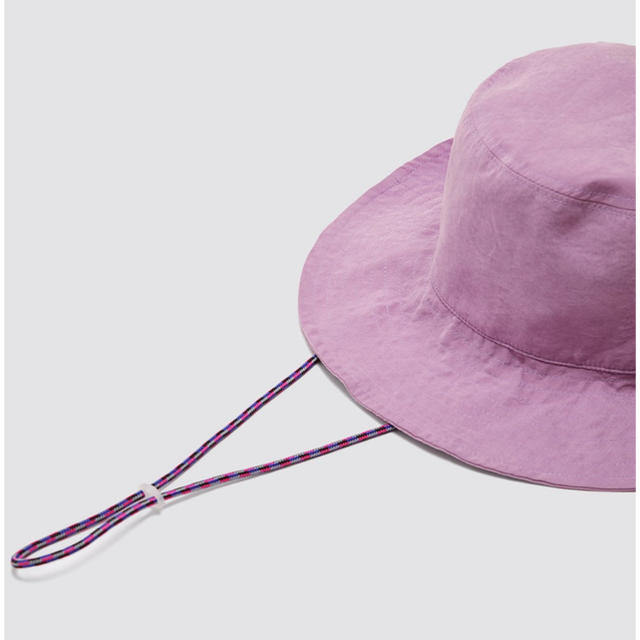 ZARA(ザラ)の新品未使用タグ付　ZARA  あごストラップ付き　バケットハット　パープル　S レディースの帽子(ハット)の商品写真