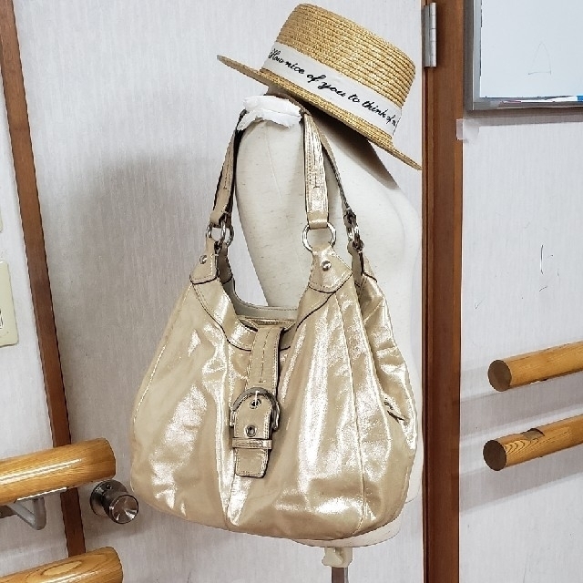 COACH(コーチ)のCOACHシャンパンゴールドショルダーバック レディースのバッグ(ショルダーバッグ)の商品写真