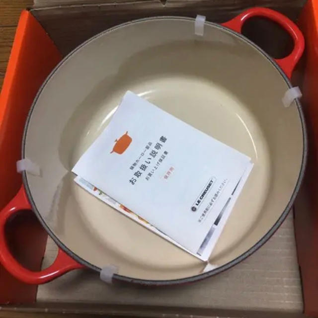 LE CREUSET(ルクルーゼ)の新品 未使用 ルクルーゼ ココットロンド 22cm レッド2個、オレンジ2個  インテリア/住まい/日用品のキッチン/食器(鍋/フライパン)の商品写真