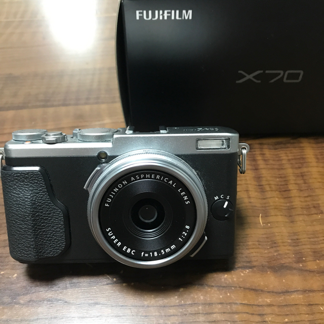 富士フイルム(フジフイルム)のフジフィルム　X70  単焦点　コンパクトデジタルカメラ スマホ/家電/カメラのカメラ(コンパクトデジタルカメラ)の商品写真