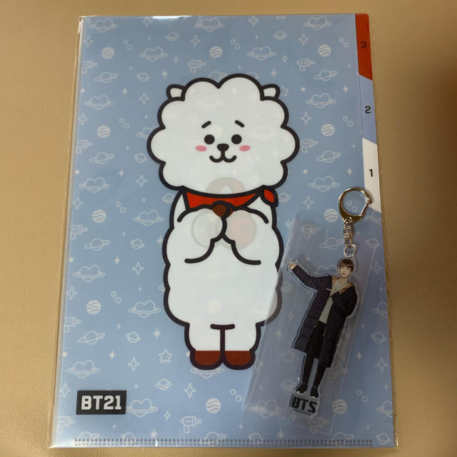 防弾少年団(BTS)(ボウダンショウネンダン)のBT21 A4クリアファイル＆BTSJINアクリルキーホルダー エンタメ/ホビーのCD(K-POP/アジア)の商品写真