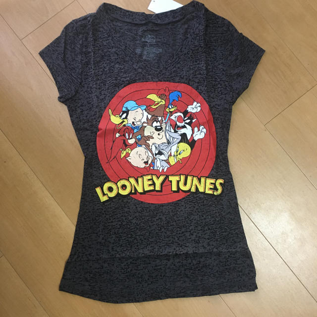 Disney(ディズニー)のジャスミンさま専用LOONEY TUNESTシャツVネックMサイズ新品 レディースのトップス(Tシャツ(半袖/袖なし))の商品写真