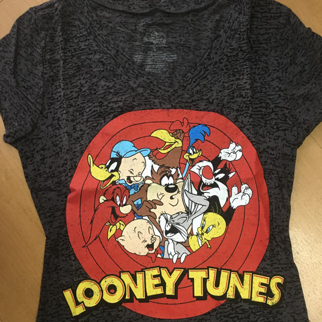 Disney(ディズニー)のジャスミンさま専用LOONEY TUNESTシャツVネックMサイズ新品 レディースのトップス(Tシャツ(半袖/袖なし))の商品写真