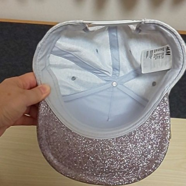 H&M(エイチアンドエム)のライラックピンクラメのキャップ帽 レディースの帽子(キャップ)の商品写真