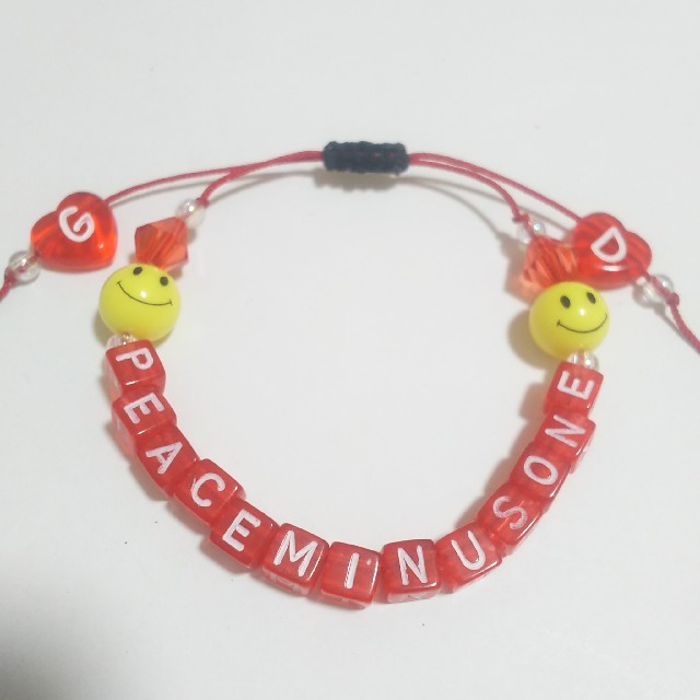 😊PEACEMINUSONE 文字ブレスレット 🌼G-DRAGON ジヨン レディースのアクセサリー(ブレスレット/バングル)の商品写真