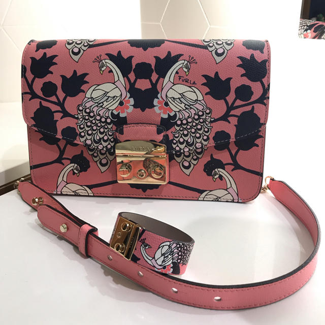 Furla(フルラ)の6.5万円❤️美品本物🦚FURLAフルラメトロポリス孔雀柄大牛革レザーバッグ レディースのバッグ(ショルダーバッグ)の商品写真