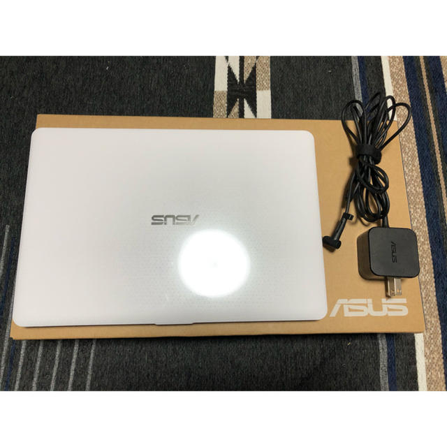 ASUS ノートパソコン E203MA-4000W パールホワイト