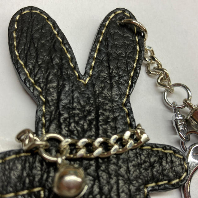 サメ革　ウサギ型キーホルダー【黒】 レディースのファッション小物(キーホルダー)の商品写真