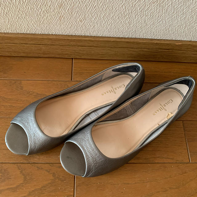 Cole Haan(コールハーン)のちゅん様専用　COLE HAAN オープントゥパンプス　シルバー　6 1/2B レディースの靴/シューズ(ハイヒール/パンプス)の商品写真