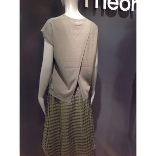 セオリー(theory)の♡新品未使用タグ付き♡ theory ニットプルオーバー　グレー(カットソー(半袖/袖なし))