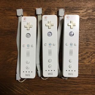 ウィー(Wii)のWiiリモコン3本セット、ストラップ付き(家庭用ゲーム機本体)