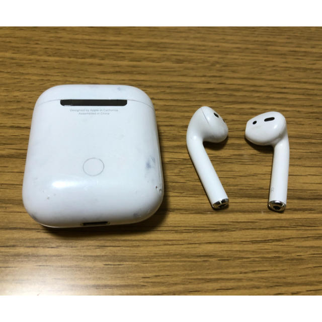 Apple(アップル)のairpods 第一世代　Apple純正品　完動品 スマホ/家電/カメラのオーディオ機器(ヘッドフォン/イヤフォン)の商品写真