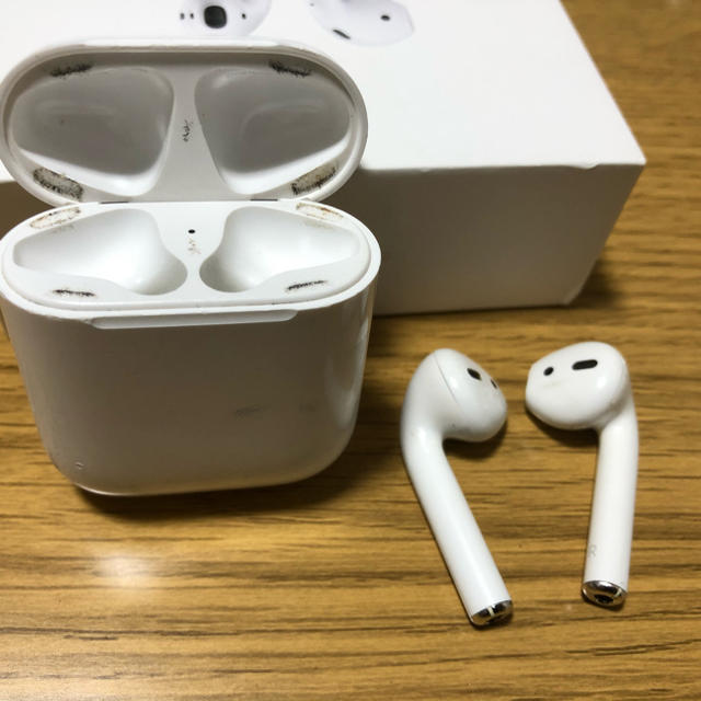 Apple(アップル)のairpods 第一世代　Apple純正品　完動品 スマホ/家電/カメラのオーディオ機器(ヘッドフォン/イヤフォン)の商品写真