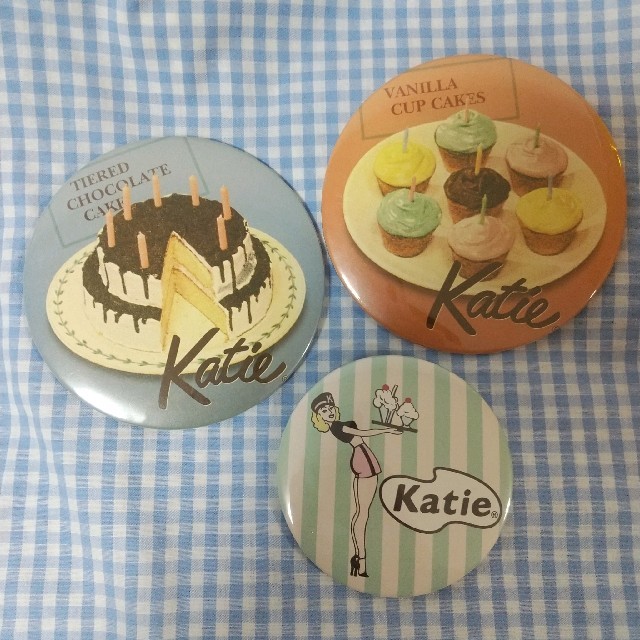 Katie(ケイティー)のKatie バッジ 3種セット ケーキ レディースのアクセサリー(ブローチ/コサージュ)の商品写真