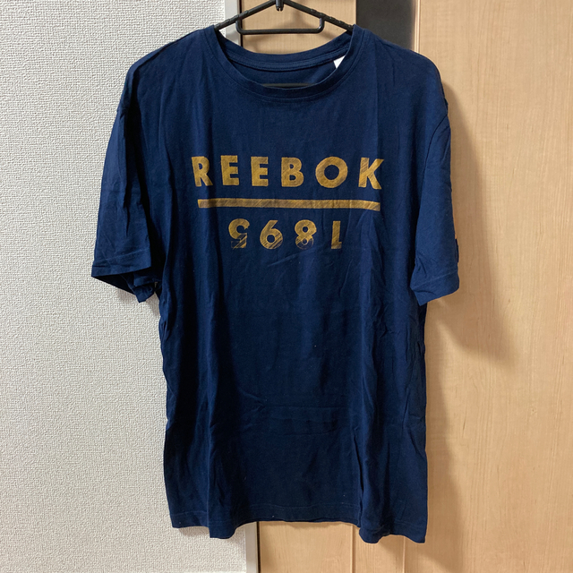 Reebok(リーボック)のREEBOK ネイビー 袖ロゴ グラフィック Tシャツ メンズのトップス(Tシャツ/カットソー(半袖/袖なし))の商品写真