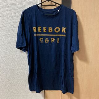 リーボック(Reebok)のREEBOK ネイビー 袖ロゴ グラフィック Tシャツ(Tシャツ/カットソー(半袖/袖なし))