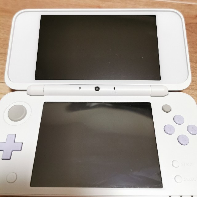 任天堂2DS LL 中古　New スーパーマリオ2 ，ペーパーマリオ エンタメ/ホビーのゲームソフト/ゲーム機本体(携帯用ゲーム機本体)の商品写真