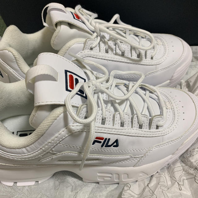 FILA(フィラ)の値下げ中！ FILA スニーカー メンズ ホワイト 27cm 箱付き  メンズの靴/シューズ(スニーカー)の商品写真