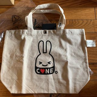 キューン(CUNE)のCUNE 直営店限定 ❤️トートバッグ 瞳を閉じたうさぎ🐰(トートバッグ)