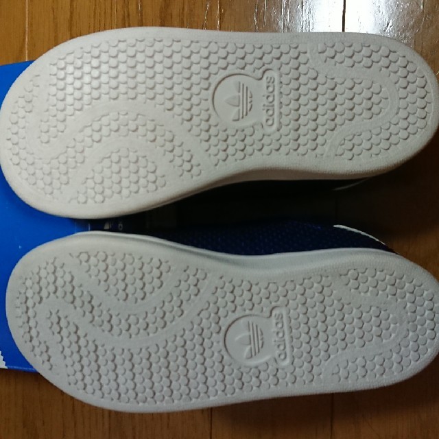 adidas(アディダス)のadidas スタンスミス ベルクロ スニーカー 16.5cm キッズ/ベビー/マタニティのキッズ靴/シューズ(15cm~)(スニーカー)の商品写真