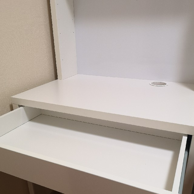 IKEA(イケア)のMICKE ミッケデスク, ホワイト, 105x50 cm インテリア/住まい/日用品の机/テーブル(学習机)の商品写真