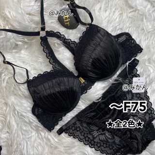 背中まで魅せる✨♥️ラメストライプフロントホックブラショーツセット(ブラック)(ブラ&ショーツセット)