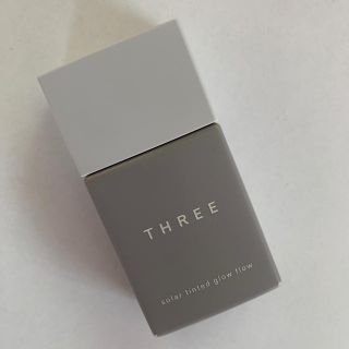 スリー(THREE)のTHREEソーラーティンティドグローフロー01(ファンデーション)