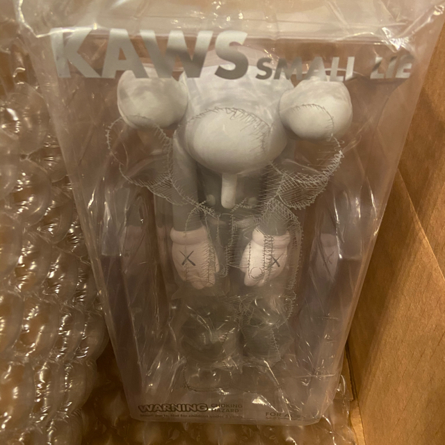 Supreme(シュプリーム)のkaws small lie grey エンタメ/ホビーのフィギュア(その他)の商品写真